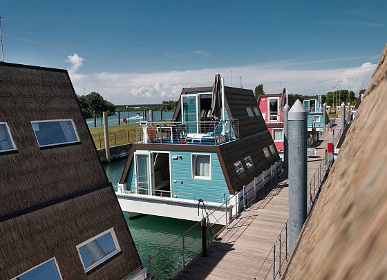 Marina Azzurra Resort - Wohnbeispiel Hausboot Lagoon (Zimmercodierungen OB2 & OX2)
