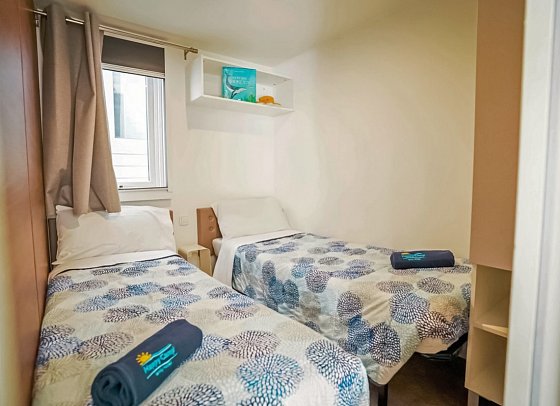Camping Cisano & San Vito (by Happy Camp) - Wohnbeispiel Mobilheim Happy Premium Suite (Zimmercodierungen CM3 & CB1)
