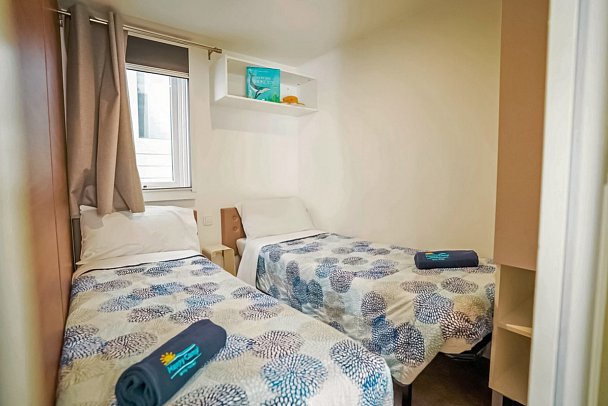 Camping Cisano & San Vito (by Happy Camp) - Wohnbeispiel Mobilheim Happy Premium Suite (Zimmercodierungen CM3 & CB1)