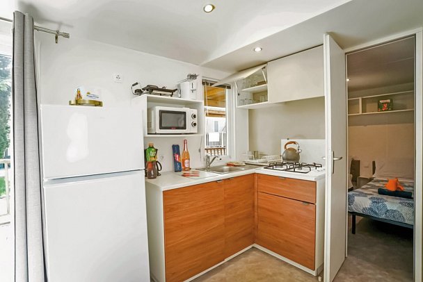 Camping Cisano & San Vito (by Happy Camp) - Wohnbeispiel Mobilheim Happy Premium Suite (Zimmercodierungen CM3 & CB1)