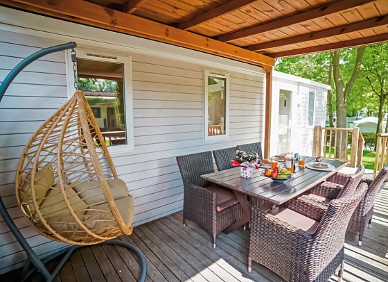 Camping Cisano & San Vito (by Happy Camp) - Wohnbeispiel Mobilheim Happy Premium Suite (Zimmercodierungen CM3, CB1 & CM1)
