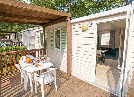 Camping Cisano & San Vito (by Happy Camp) - Wohnbeispiel Mobilheim Happy Premium (Zimmercodierung CM1)