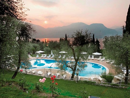 Hotel Rely - Außenpool mit Blick zum See
