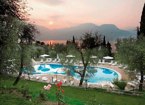 Hotel Rely - Außenpool mit Blick zum See