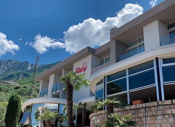 Hotel Rely - Hotel Rely mit Bergpanorama