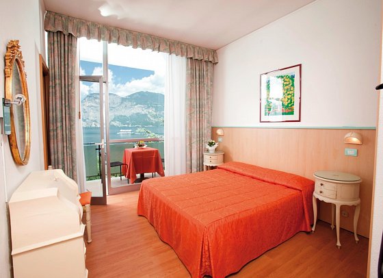 Hotel Rely - Wohnbeispiel Doppelzimmer Seeblick (Zimmercodierungen DB2 & DB9)