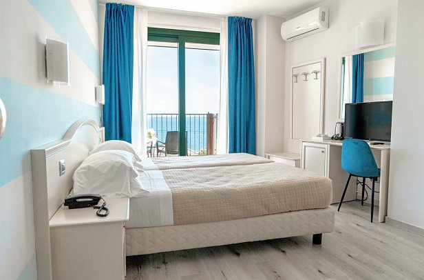 AHG Riva del Sole - Wohnbeispiel Doppelzimmer Superior Seeblick (Zimmercodierung DSI)