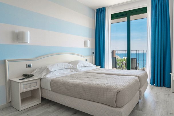 AHG Riva del Sole - Wohnbeispiel Doppelzimmer Superior Seeblick (Zimmercodierung DSI)