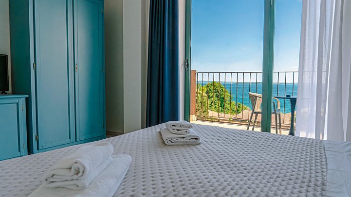 AHG Riva del Sole - Wohnbeispiel Doppelzimmer Superior Seeblick (Zimmercodierungen DB1, DB2 & DSI)