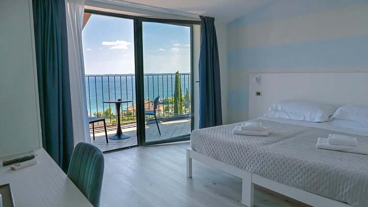 AHG Riva del Sole - Wohnbeispiel Doppelzimmer Panoramic Seeblick (Zimmercodierungen DB1, DB2 & DSI)