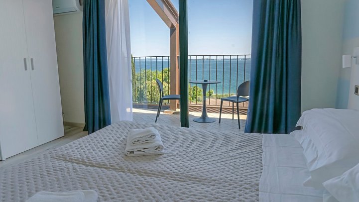 AHG Riva del Sole - Wohnbeispiel Doppelzimmer Panoramic Seeblick (Zimmercodierungen DB1, DB2 & DSI)