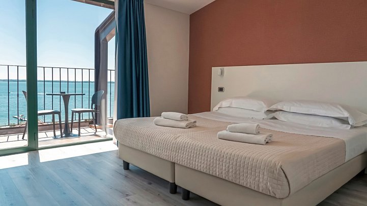 AHG Riva del Sole - Wohnbeispiel Doppelzimmer Panoramic Seeblick (Zimmercodierungen DB1, DB2 & DSI)