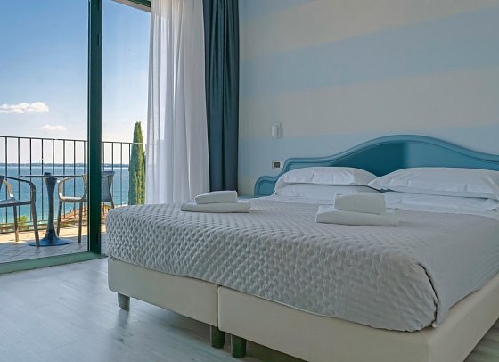 AHG Riva del Sole - Wohnbeispiel Doppelzimmer Superior Seeblick (Zimmercodierung DSI)