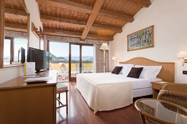 Poiano Garda Resort - Poiano Hotel - Wohnbeispiel Doppelzimmer Seeblick (Zimmercodierung DBI)