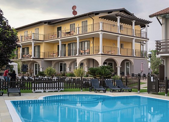 Hotel Splendid Sole - Hotelgebäude mit Poolansicht