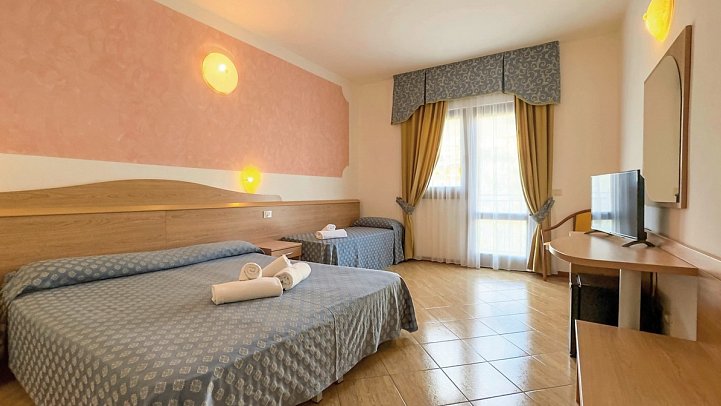Hotel Piccolo Paradiso - Wohnbeispiel Doppelzimmer Standard Bergseite (Zimmercodierung DG1)