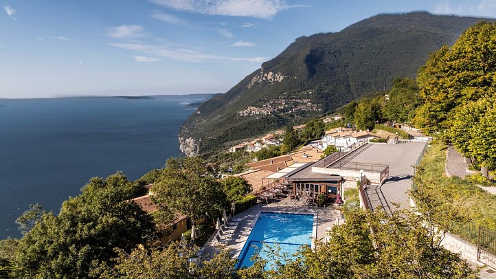 Hotel La Rotonda - Außenpool mit Blick auf den Gardasee
