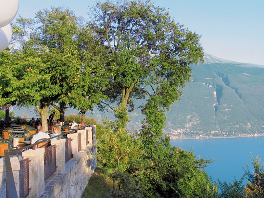 Residence La Rotonda - Terrasse mit Blick auf den Gardasee