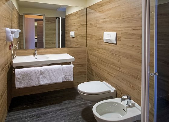 Hotel Sole Malcesine - Wohnbeispiel (Zimmercodierungen DE1, DS1, DBI, FB1, WBI & ES1)