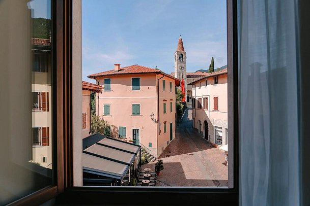 Miralago - Blick vom Hotel auf den Dorfplatz