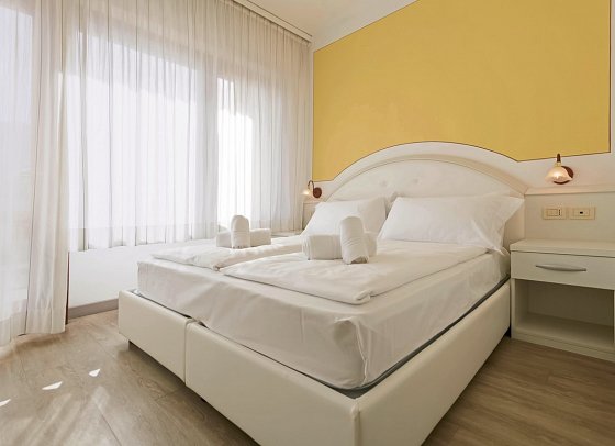 Garda Bellevue - Wohnbeispiel Doppelzimmer Seeblick (Zimmercodierung DBI)