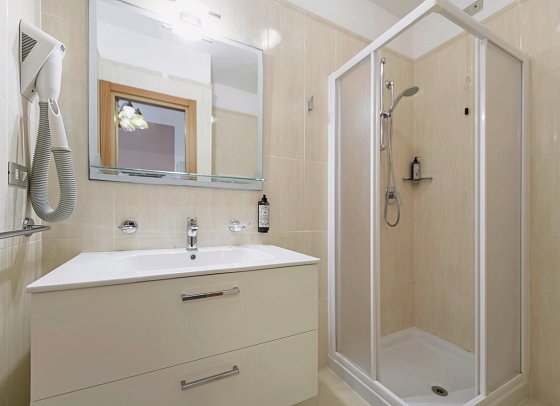 Garda Bellevue - Wohnbeispiel Doppelzimmer Seeblick (Zimmercodierung DBI)
