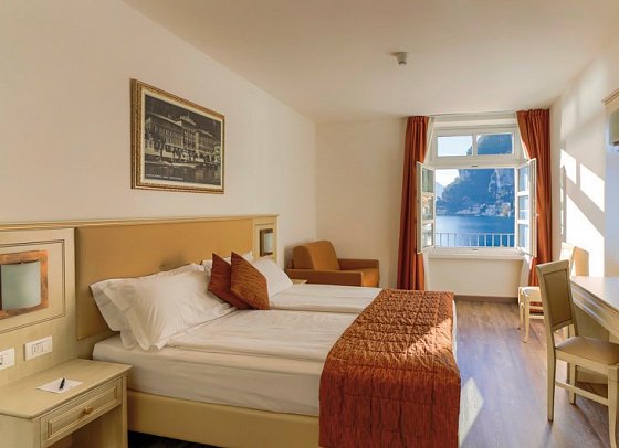Sole Relax & Panorama - Wohnbeispiel Doppelzimmer mit seitl. Seeblick (Zimmercodierung DB2)