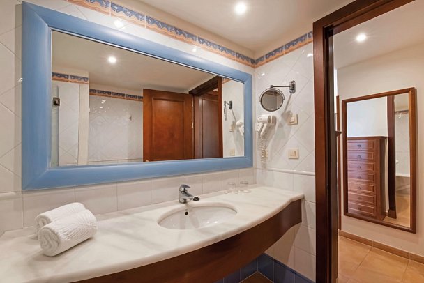 Valentín Sancti Petri Spa - Badbsp. Doppelzimmer mit kleinem privaten Garten (Zimmercodierung DBG)