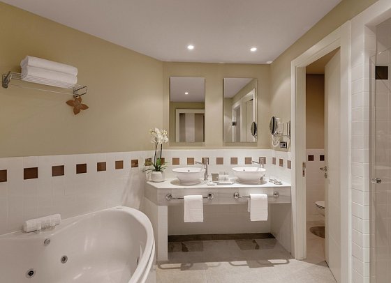 Precise Resort El Rompido - Wohnbeispiel Juniorsuite Badezimmer (Zimmercodierung JB1)
