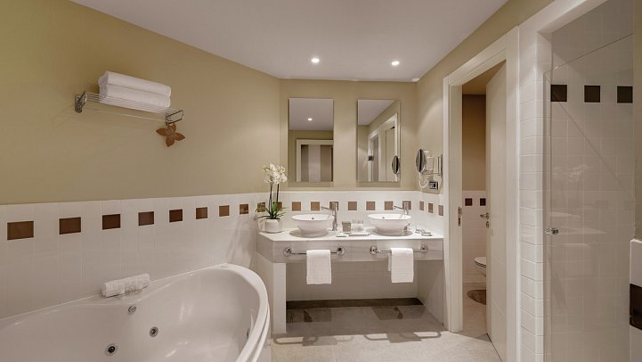Precise Resort El Rompido - Wohnbeispiel Juniorsuite Badezimmer (Zimmercodierung JB1)