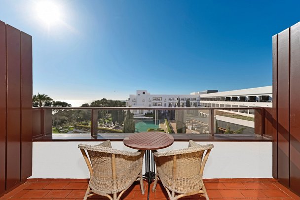 Hotel Fuerte Conil-Resort - Balkonbeispiel Doppelzimmer seitl. Meerblick (Zimmercodierung DBN)