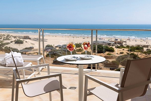 Hipotels Barrosa Palace Wellness & Spa - Balkonbeispiel Juniorsuite Meerblick Typ Serenity (Zimmercodierung JBM)
