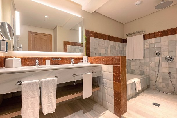 Hipotels Barrosa Palace Wellness & Spa - Badbeispiel Doppelzimmer seitl. Meerblick (Zimmercodierungen DBN, DPN, D1Q, DBM & J1Q)