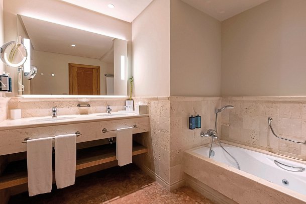 Hipotels Barrosa Palace Wellness & Spa - Badbeispiel Juniorsuite Meerblick Typ Serenity (Zimmercodierung JBM)