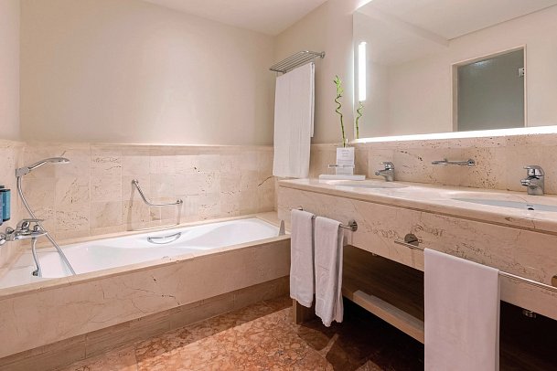 Hipotels Barrosa Palace Wellness & Spa - Badbeispiel Suite Senior Typ Serenity (Zimmercodierung WB1)