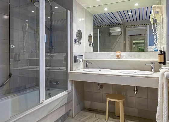 Hotel Playa de la Luz - Badbeispiel Doppelzimmer Terrasse (Zimmercodierung TB1)