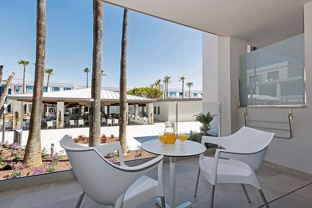 Hipotels Barrosa Park - Terrassenbeispiel Familienzimmer mit Küche (Zimmercodierung FB2)