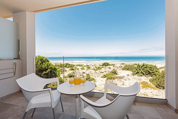 Hipotels Barrosa Park - Balkonbeispiel Juniorsuite Meerblick (Zimmercodierung JBM)