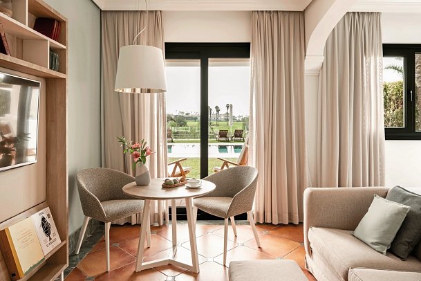 Palacio de Sancti Petri, A Gran Meliá Hotel - Wohnbeispiel Doppelzimmer Red Level Poolzugang (Zimmercodierungen DX2 & DX3)