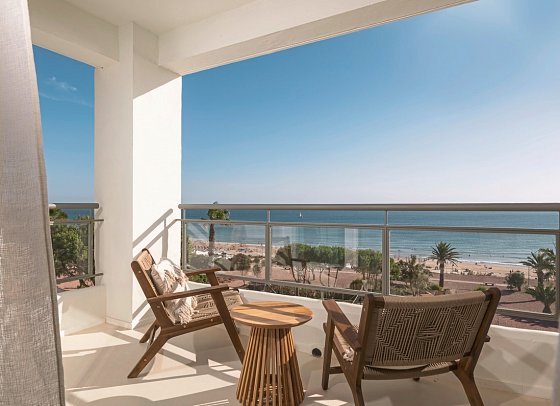 DAIA Slow Beach Hotel Conil - Balkonbeispiel Juniorsuite frontaler Meerblick The One (Zimmercodierung J9M)