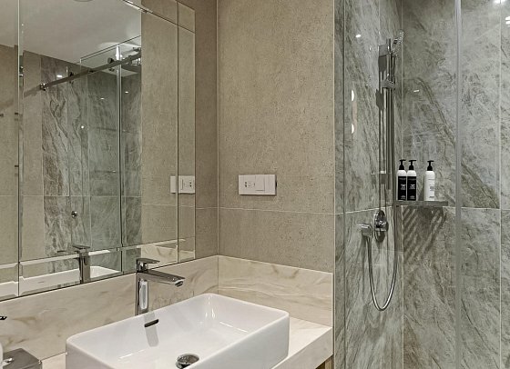 Hotel Preko Ugljan Island, Curio Collection by Hilton - Beispiel Bad (Zimmercodierung D1G)