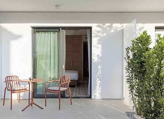 Hotel Preko Ugljan Island, Curio Collection by Hilton - Beispiel Terrasse Doppelzimmer Gartenblick (Zimmercodierung D1G)