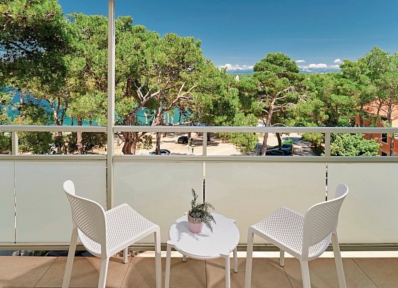Pinija - Beispiel Balkon Familienzimmer Premium Parkblick (Zimmercodierung FMG)