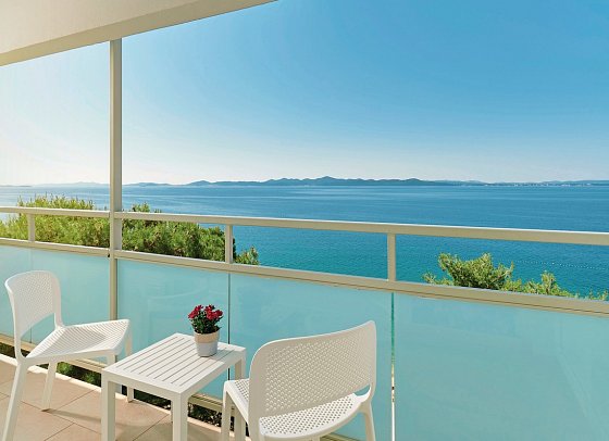 Pinija - Beispiel Balkon Familienzimmer Premium Meerblick (Zimmercodierung FMM)