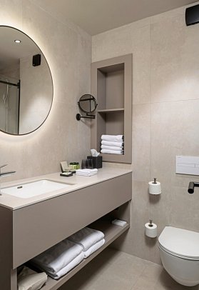 Molum Hotel & Residences - Beispiel Bad Doppelzimmer Superior King (Zimmercodierung DS1)