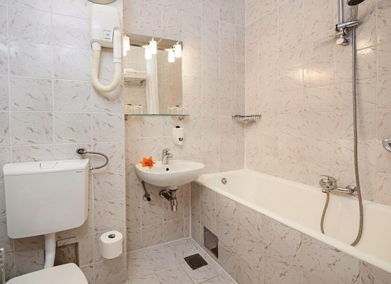 Hotel Zora - Beispiel Bad Doppelzimmer Premium Meerseite (Zimmercodierung DMC)