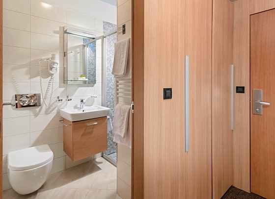 Olympia - Beispiel Bad Doppelzimmer Klassik Parkseite (Zimmercodierungen DB1 & DC2)