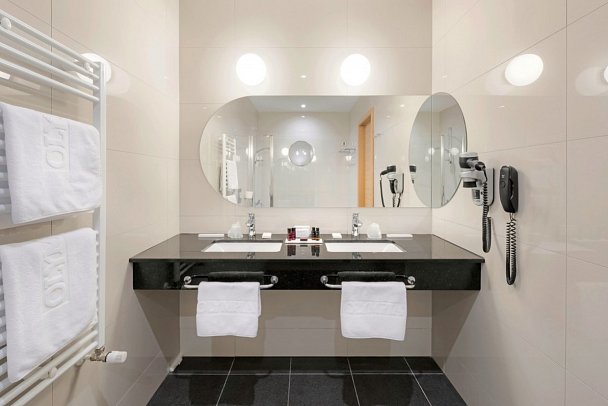 Olympia Sky - Beispiel Bad Suite Deluxe seitl. Meerblick (Zimmercodierung WDN)