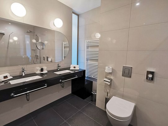 Olympia Sky - Beispiel Bad Doppelzimmer Superior (Zimmercodierungen DSG & DCG)