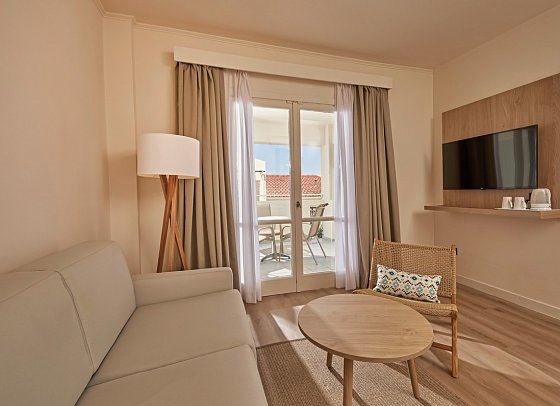 AluaSoul Zakynthos by AMR Collection - Wohnbeispiel Juniorsuite Landblick (Zimmercodierung JBL)